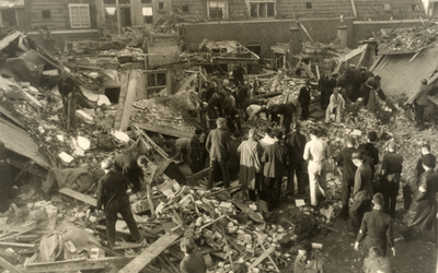 97571 Afbeelding van enkele vernielde huizen in de Prooststraat te Utrecht na een geallieerd bombardement.